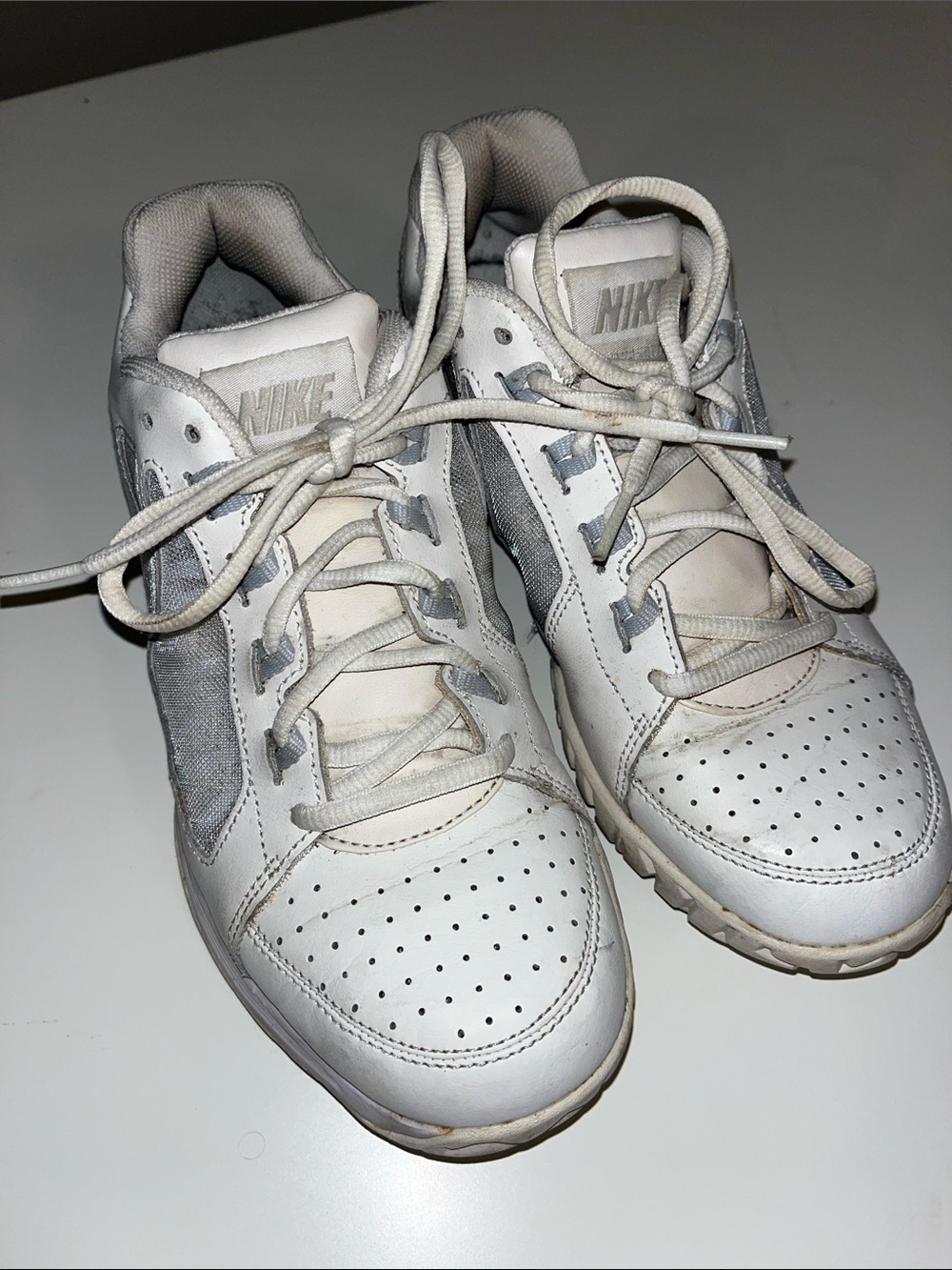 Nike white women’s vapor Tennis Court Sneakers Shoes 9 used